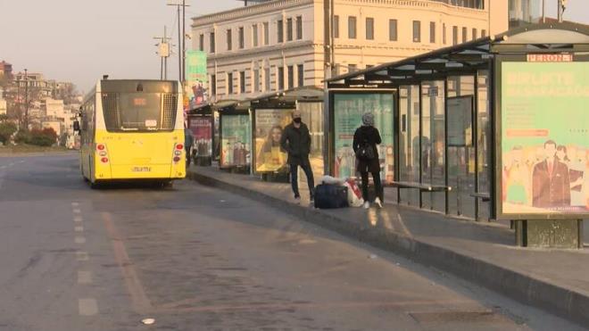 Yasan ilk gnnde stanbul sokaklar bo kald. Duraklarda ise otobs bekleyen vatandalar dikkat ekti. Eminn'nde otobs bekleyen vatandalarn byk bir ounluu ise gvenlik grevlisi olduunu ve gece vardiyasndan ktn belirtti.