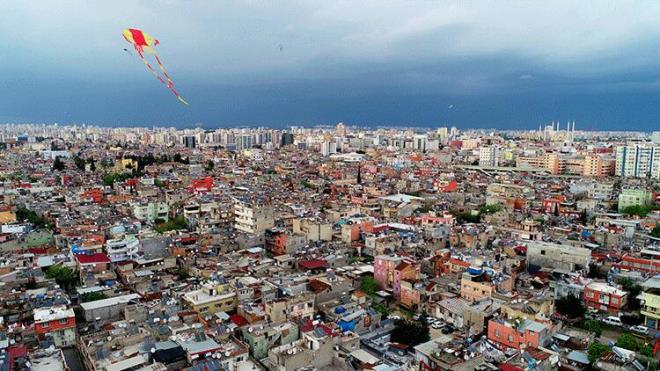 ADANA'DA EVDE KALIP GKYZN UURTMALAR LE RENKLENDRDLER  Yasaa uyan Adanallar evlerinin damna kp ocuklar ile uurtma uurmaya balad. Onlarca uurma gkyzn renklendirirken uurtmalarn havadaki grsel leni de drone ile grntlendi.