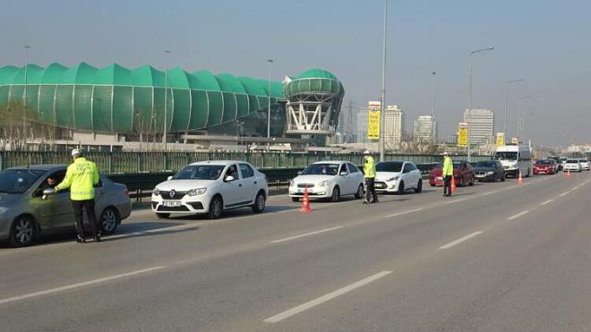 BURSA YASAK SONRASI SESSZLE BRND  Sokaa kma yasann geerli olduu Bursa&#8217;da polis ekipleri ana yollarda geni gvenlik nlemi ald. Tek tek aralar durulurken, vatandalarn kimlikleri ve grev kartlar kontrol edildi.