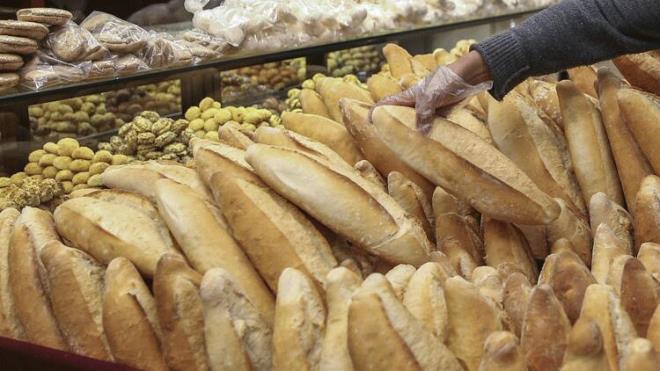 FIRINLAR ALIMAYA DEVAM ETT  ileri Bakanl tarafndan hafta sonu sokaa kma yasa getirilmesinin ardndan, ak kalacak i yerleri arasnda yer alan frnlar, stanbul'da ekmek retimine balad.