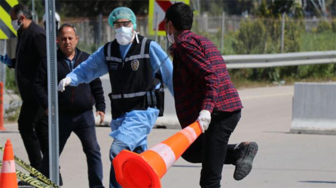 Adana ehir Eitim ve Aratrma Hastanesi'ne yksek ate nedeniyle bir hafta nce getirilen Hamit S.'nin yaplan Cavid- 19 testi, pozitif kt. Hastanede tedaviye alnan Hamit S., sabah saatlerinde bulunduu odann penceresinin camn krd.