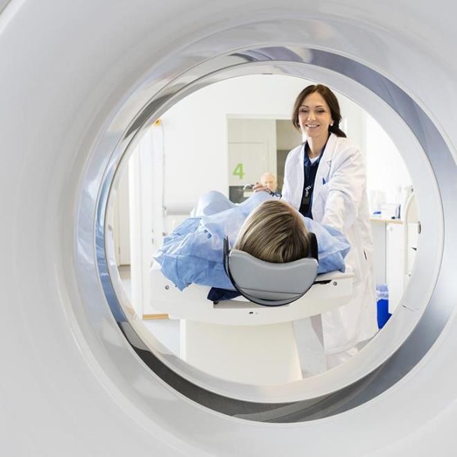 &#8220;Bu durumda, ekim sresi de hesap edildiinde tek bir tomografi cihazyla 24 saat ierisinde en fazla 35-40 hastaya ekim yaplmas mmkn olabilecei aikardr. Acil servislerde daha fazla hasta ylmasna meydan vermemek amacyla yeterli dezenfeksiyon iin gerekli sreye uyulmad takdirde, hasta olmayan normal kiiler de hastal kapabilir.&#8221;