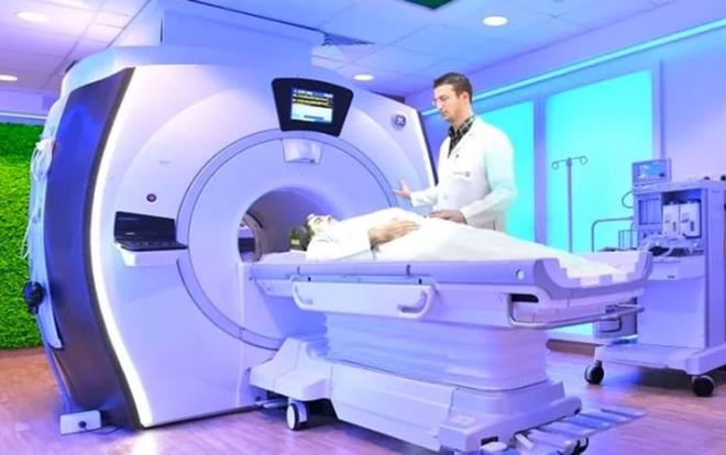 Prof. Dr. Ahmet Tuncay Turgut, &#8220;Covid-19 salgn nedeniyle yaanan olaanst srete vatandalarmzn hastanelere ve zellikle acil servislere adeta akn ettii grlmektedir. Buna bal olarak, acil servislerde tan iin uygulanan PCR testinin sonulanmasnn uzun zaman almas nedeniyle, hemen hemen her hastada akcier tomografisi ekilmesi yoluna gidilmektedir."