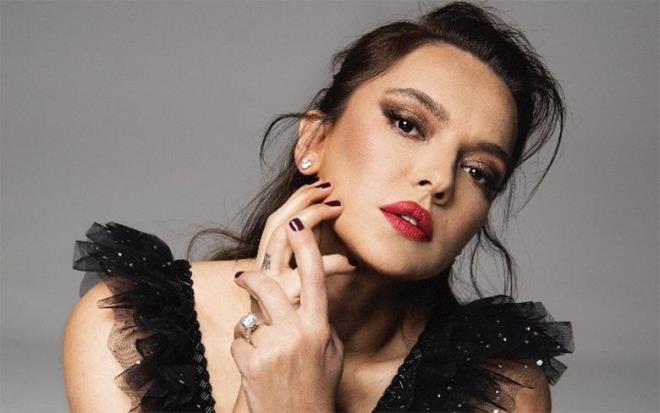 Soylu'nun istifasn rendii anda tepki veren nl arkc Demet Akaln, Cumhurbakan Erdoan'a seslendi. Demet Akaln'n Erdoan'dan 'istifay kabul etmemesini' istedi. Sleyman Soylu'nun deprem sonrasnda haftalarca evinden ayr kalp Elaz'da yattn hatrlatan Demet Akaln, 'umarm istifay kabul etmezsiniz' dedi. te Demet Akaln'n yazdklar: