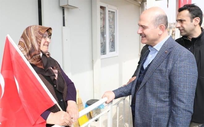 Haftasonu iin alnan sokaa kma yasa karar sonrasnda eletirilerin hedefi haline gelen ileri Bakan Sleyman Soylu, 'sorumluluun kendisine ait olduunu syleyerek istifa etti. Sleyman Soylu'nun bu istifas ortal ayaa kaldrd. Sosyal medyann gndemine oturan istifa sonrasnda bir ok kesimden Sleyman Soylu'ya destek mesajlar yamaya balad. Cumhurbakan Erdoan 'istifay' kabul etmezken Demet Akaln ve Deniz Seki'nin att mesajlar ok konuuldu.