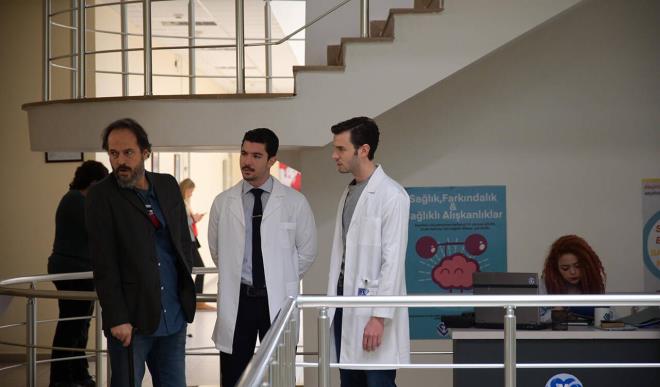 Koronavirs illetinin lkemizde giderek yaylmasn ardndan dizi setleri bir bir durdu. Sekteye urayan dizilerden biri de reyting rekorlar kran Hekimolu dizisi oldu.