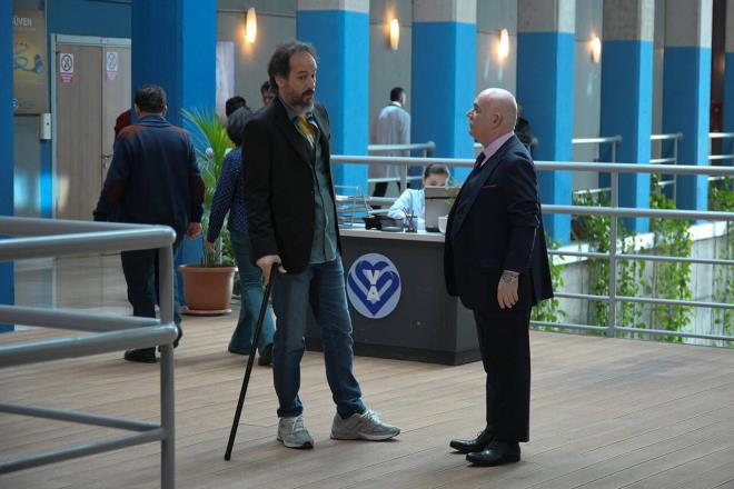 Tuzla'da bulunan Okan niversitesi Hastanesi'nde ekimleri yaplan Hekimolu dizisinde zellikle Doktor Ate yani Timuin Esen'in oyunculuu her hafta olay oluyordu. Dizinin ba kahramannn yan sra dizide Kaan Yldrm, Ayta amaz, Damla Colbay ve Gven Kra gz dolduran dier oyuncular arasndayd.