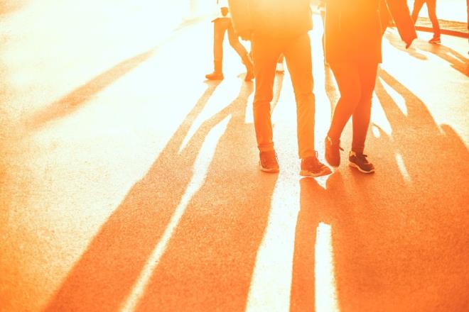 Aratrmaclar, daha sonra bu bilgileri, ocak ve mart ay arasndaki ortalama scaklk, bal nem ve gelen ultraviyole (UV) radyasyon lmleri de dahil olmak zere gnlk hava durumu verileriyle karlatrdlar. Ekip, Hubey eyaletinin iindeki ve dndaki ehirlerde, gne ndan kaynaklanan UV maruziyeti scaklklar ve toplam enfeksiyon oran arasnda anlaml bir iliki olmadn buldu.