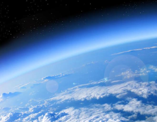 Ozon deliinin bu kadar byk olmasnn balca sebebi olarak kutup blgesindeki normalden daha dk scaklklar gsteriliyor. Bilim insanlarna gre kuvvetli rzgarlar Kuzey Kutbu'nda oluan 'kutup girdab' iinde souk havay hapsederek scaklklarn dmesine yol at. Bu gelime de ozon tabakasnn incelmesine sebep oldu ve bir sre sonra ozon tabakasnda delie yol at.