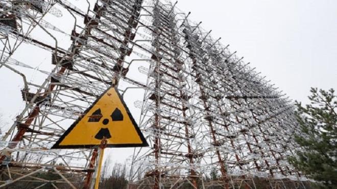 KAZANIN OLUUMU  <br>  Santraln 4. nitesi rutin bakma alnaca zaman, durdurma ilemleri srasnda gvenlik ynnden nemli olan elektrik kesilmesi ile ilgili zel bir deneyin yaplmak istenmesi nedeniyle kaza olmutur.<br>DENEYN AMACI  <br>  Nkleer gvenlik asndan tasarma esas tekil eden kazalardan biri, soutucu kayb kazas ile ebeke cereyannn kesilmesinin ayn anda meydana gelmesidir. Byle bir durumda devreye girecek olan acil durum soutma sisteminin pompalar normalde ebeke tarafndan beslenir. ayet ebeke de devreden kacak olursa, besleme bamsz dizel jeneratrleri tarafndan yaplr. ebeke cereyannn kesilmesi ile dizellerin devreye girip pompalar beslemesi arasnda 25 saniyelik bir gecikme vardr. unu da belirtmek gerekir ki, byle bir kaza sonucu reaktr hemen durdurulur ve trbin jeneratrlerinin dn volan ataletiyle yavalamaya balar. Deneyin amac, jeneratr volanlarnn dn enerjisinin acil durum soutma pompalarn, dizel jeneratrleri devreye girene kadar istenen voltajda 25 saniye sreyle besleyip beslemeyeceini test etmekti.