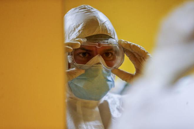 Milyonlarca insann eve kapanmasna ve hayatn durma noktasna gelmesine sebep olan corona virsle ilgili komplo teorileri de tpk rakamlar gibi her geen gn artyor.