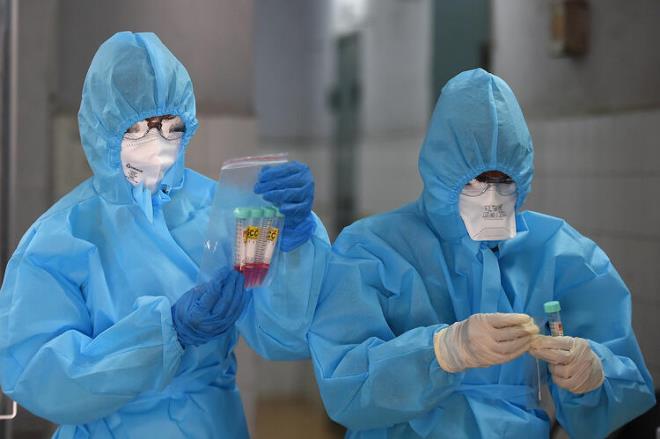 "Tm dnyay eve hapsettiler, her ey istedikleri gibi ilerliyor. Bence politik liderlerden daha byk figrler var. Gerek para babalar... Ve dnyay da aslnda onlar ynetiyor..."