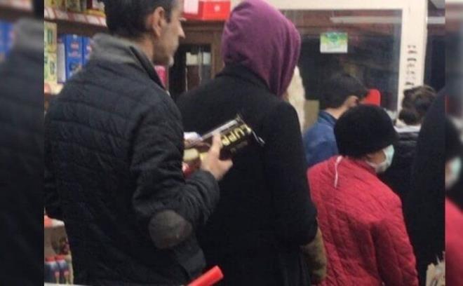 Korona virs salgn nedeniyle nceki Cuma tm Trkiye&#8217;de 2 gnlne sokaa kma yasa ilan edilmiti. Sokaa kma yasann, gece 12&#8217;ye ksa bir sre kala duyurulmasnn ardndan binlerce vatanda marketlere giderek, ihtiyalarn satn ald.