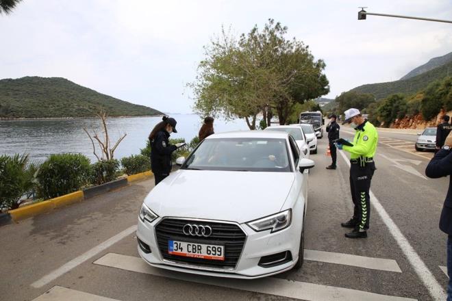 lenin Akagerme ve omucak mevkisinde yol kontrol devriyesi yapan ekipler, ehre giri ve k yapan aralar durdurarak srcleri ve yolcular kontrol etti.