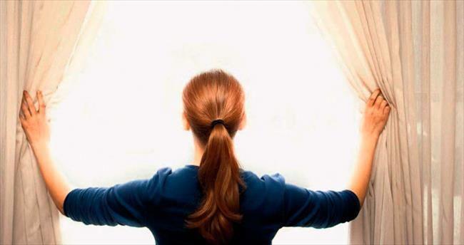 Evinizi sk sk havalandrn<br>    "Dezenfeksiyon ncesinde yzeyin kirliliklerden temizlenmesi arttr. Evin iine mikroplarn ayakkablarmz, ellerimiz, giysilerimiz ve eve getirdiimiz yiyecekler ile tanmamasna azami zen gstermeliyiz. Hem kiisel temizliimiz, hem evimiz iin yapacamz doru dezenfeksiyon ilemi virse kar zrh olacaktr" diyen Yorulmaz, ev temizliinde dezenfeksiyon sonras kap ve pencerelerin alarak evin havalandrlmas gerektiini aktard.