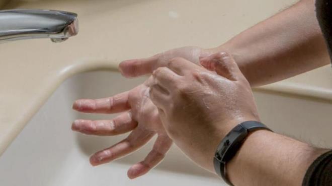 En etkili yntem: Su ve sabun   <br>  Ellerin 20 saniye sabun ve bol su ile ykanmasnn mikroplar ok byk lde yok edeceini anlatan Prof. Dr. Yorulmaz, su ve sabun kullanlmas durumunda antibakteriyel sabuna gerek olmadn dile getirdi.