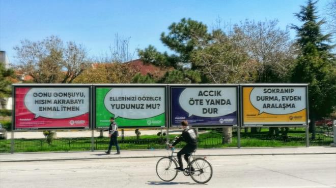 Yerel iveyle hazrlanan, koronavirse kar uyulmas gereken kurallarn hatrlatld ve evde kalnmas ynnde arlarn yer ald ilanlar, ilenin ilek noktalarndaki bilboardlarda sergileniyor. Bilboardlara aslan; "Sokranp durma, evden aralama", "Ellerinizi gzelce yudunuz mu", "Acck te yanda dur" ve "Gorona vilan bi iy itmez dime" ilanlar sosyal medyada da byk ilgi grd.