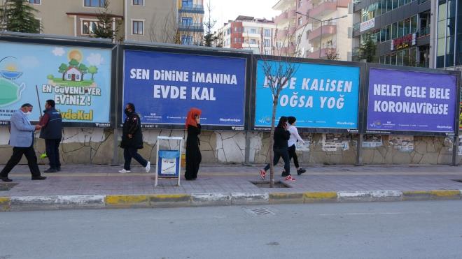 Aslan afilerde, &#8216;Sen dinine imanna evde kal&#8217;, &#8216;Evde kalisen yosa yo&#8217;, &#8216;Nelet gele byle korona virse&#8217;, &#8216;Sen Allah&#8217;an eve git&#8217; ve &#8216;Hani evde kalidin&#8217; gibi ifadelere yer verildi.