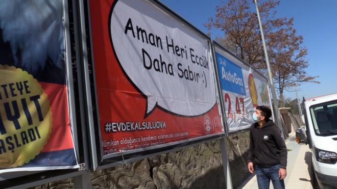 Korona virs salgn srecinde devletin "Evde kal" arsna dikkati ekmek ve halk yresel dille mizah katarak uyaran Suluova belediyesi "Virs gidedane evlerden kmayacouk", "Sokranp durma, evde kal heri", "Aman heri ecck daha sabr", "Kaplarda dinelmeyin, srterek eve gidin" ifadelerinin yer ald afiler ehrin btn duraklarna ve bilboardlara asld.