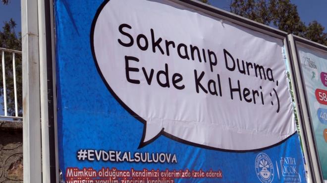 Amasya&#8217;nn Suluova ile Belediyesi insanlarn sokaa kmamas iin bilboardlara ve otobs duraklarna yresel dille yazlm afiler ast.