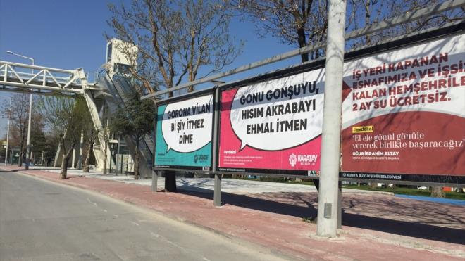 Konya`da, yeni tip koronavirsn (Covid-19) yaylmasn nlemek amacyla uyulmas gereken kurallarn yresel iveyle hatrlatld ve evde kalnmas ynnde arlarn yer ald ilanlar, bilboardlarda sergileniyor. Metropol ilelerden Karatay Belediyesi, Kovid-19 tedbirleri kapsamnda alnan tedbirler ve almalar titizlikle srdryor.