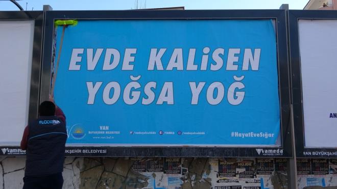 Dnyada pandemi boyuta ulaan korona virsnden korunmak iin en iyi yntem evde izole olmak olarak deerlendirilirken, yetkililer de salgnn yaylmn durdurmak iin &#8216;evde kal&#8217; arlar yapyor.