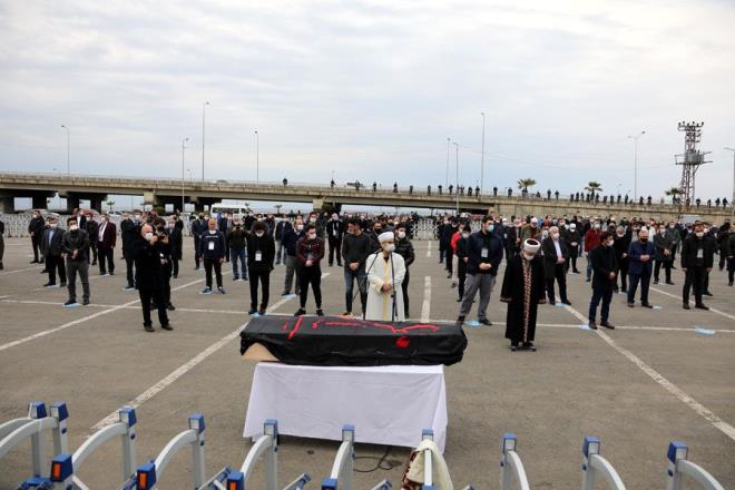 Cenazeye katlanlar da sosyal mesafe kuralna uyarak saf tuttu. Bariyerlerle evrili alana aile fertleri, protokol ve partililer alnrken, bariyer alan dnda ise ok sayda kii cenaze trenini takip etti. Cenazede sosyal mesafe kuralna uyulmas iin sk sk uyar anonslar yapld.