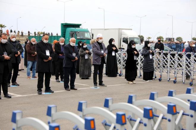 Kadnlarn cenaze namaz klmas dikkat ekerken, tabutun tanmas srasnda sosyal mesafe kural hie sayld.