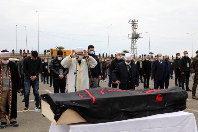 Cenaze namaznn ardndan kalabalk, naa cenaze aracna kadar omuzlarda tad. Bu srada sosyal mesafe kuralna uyulmad gzlendi. Haydar Ba'n cenazesi, Akaabat ilesindeki ehitlik Tepesi'nde topraa verildi. Koronavirs tedbirleri kapsamnda birinci derece akrabalar ile din grevlilerinin giriine izin verildii defin alanna cenazeye katlanlar alnmad.