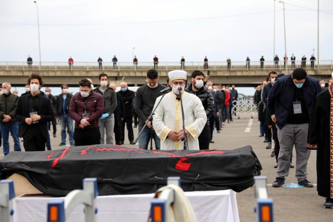 Genel Bakan Haydar Ba'n tabutunun stne, mam Ali Trbesi trbedar tarafndan salnda kendisine hediye edilen rt serildi. Cenazeyi ise olu Osman Ba kldrd. Trene Trabzon Valisi smail Ustaolu, Trabzon l Emniyet Mdr Metin Alper, BTP Genel Bakan Yardmcs ve parti szcs Ltfullah nder ile partililer ve vatandalar katld