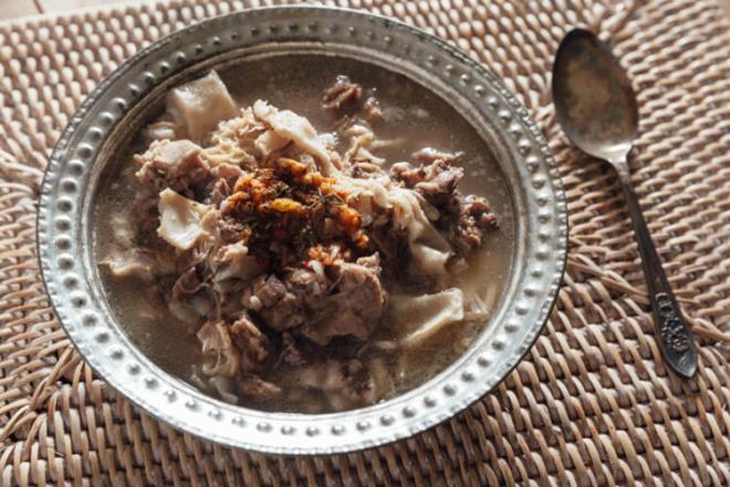 Sakatatlarn tketilmesi ise yanl tercih olacaktr. Etlerin grnen yalar mutlaka temizlenmelidir. Grnen yalar temizlense bile etin grnmeyen ya oran %20&#8217;dir. Bu nedenle et yemeklerine ya koymadan piirmeye dikkat edilmelidir. Et tercihiniz kadar piirme ynteminiz de nemlidir. Kzartma, kavurma yerine halama, zgara, frnda piirme veya buulama yntemi tercih edilmelidir.