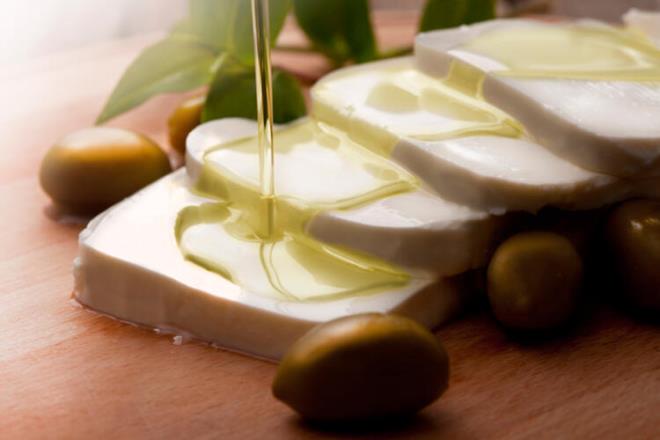 Tereya, margarin gibi kat yalar yerine zeytinya tketilmelidir. Zeytinya LDL kolesterol drr. Tekli doymam ya asitlerinin yannda balk, ceviz, ketentohumu, semizotu gibi omega-3 ya asitleri kaynaklarna da beslenmenizde yer vermeniz gerekir.