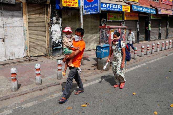 Emniyet grevlisi Amit Pathak, polis ve salk ekiplerinin, Covid-19 phelilerini almak iin blgeye vardklarnda yaklak 150 kiinin tal ve sopal saldrsna uradn kaydetti.