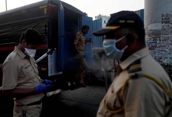 te yandan Uttar Prade eyaletinde Kovid-19 phelilerini hastaneye gtrmek isteyen salk ve polis grevlileri, blge sakinlerinin saldrsna urad.