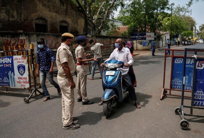 lk vakann 30 Ocak'ta grld Hindistan'da, Covid-19 bulaan kii says 11 bin 555'e ulat. Virs nedeniyle ilk lm 12 Mart'ta kayda geerken, lkede 396 kii salgnda yaamn yitirdi. lkede imdiye dek 244 bin 893 test yapld, 1362 kii hastal yendi.