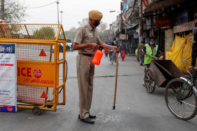 Hint basnndaki haberlere gre, Muradabad ehrinde bir blgede Kovid-19 nedeniyle hayatn kaybeden hastann temas kurduu kiiler karantina altna alnmaya alld.