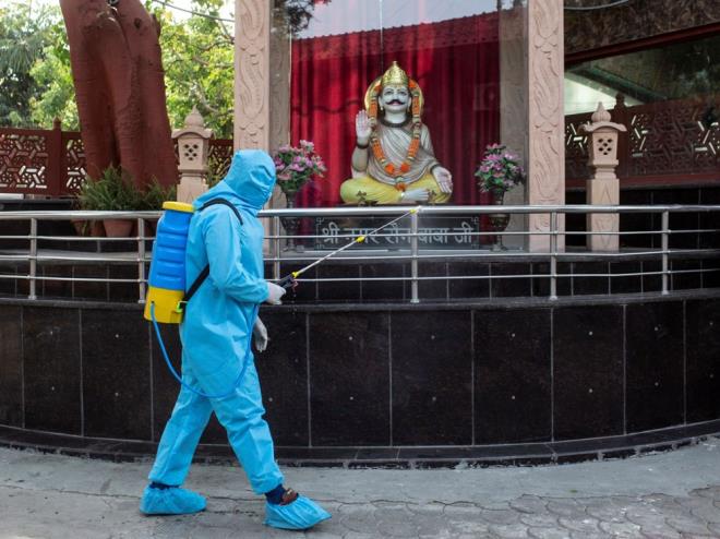 te yandan Bakanlk, blge ynetimlerinden 20 Nisan'da deerlendirme yapmalarn istedi. Bu deerlendirmeye ve salgnn yaylma durumuna bal olarak ilgili blgelerde snrl ekonomik faaliyetlere izin verilecek. Dn, Hindistan'da Kovid-19 nedeniyle lke genelinde uygulanan tecrit, 3 Mays'a kadar uzatlmt.