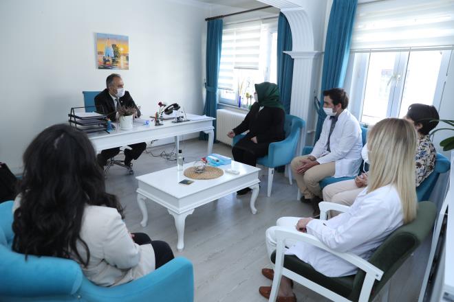 Trkiye&#8217;de &#8216;Covid 19&#8217; salgn kaynakl ilk lmn grld andan itibaren adeta teyakkuza geen, dezenfeksiyon almalarnn yannda Trkiye&#8217;nin en kapsaml sosyal destek programn devreye alan Bursa Bykehir Belediyesi, Bursa Aile Danmanlk ve Eitim Merkezi (BADEM) ile vatandalara psikolojik destek salyor. Sosyal Hizmetler Dairesi Bakanl Hayat Boyu renme ube Mdrl bnyesinde faaliyet gsteren BADEM, pandemi srecinde normal danma hizmetlerine ara verirken, ncelii &#8216;Covid 19&#8217; salgnndan etkilenen vatandalara verdi. BADEM&#8217;de grevli 5 psikolog, 0224 7163067 numaral telefondan arayarak ulaan vatandalara cretsiz psikolojik danmanlk hizmeti veriyor. Ortalama 40 dakika sren bireysel grmelerde, vatandalarn pandemi srecini salkl bir ruh haliyle atlatmalar hedefleniyor.