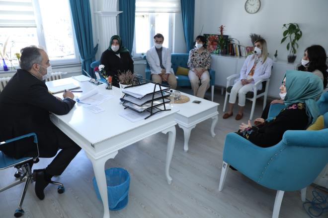 Bakan Akta, daha sonra BADEM&#8217;den psikolojik destek alan birka vatanda da bizzat kendisi telefonla arayarak, hizmetten memnun kalp kalmadklarn sordu. Telefonun dier ucunda Bykehir Belediye Bakan Alinur Akta&#8217; bulmann aknln yaayan dananlar ise, BADEM&#8217;den ok memnun kaldklarn belirterek, bu hizmet nedeniyle Bakan Akta&#8217;a teekkr etti.