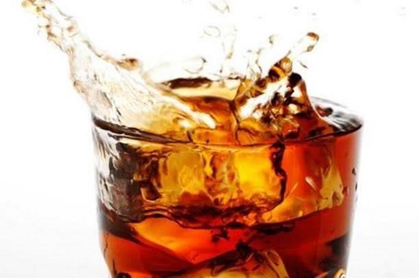 Asitli ieceklerin banda ola kola kemiklere ciddi derecede zarar verir. Kolann iinde bulunan asit kemiklerdeki mineral younluunu azaltr ve bu durum kemik erimesine kadar gidebilir.