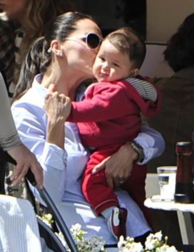 BURN ORHON<br>  Elim bir trl varmad. Harfler bile bir araya gelmek istemedi. yle tarifsiz ki. En uzandaki yaasa insann nefesi kesiliyor. Ama kim bilir. Belki dedim nmzde ki gnlerde paylatmz, altna yazlanlar, dilekler, okunup yarasnn zerine incecik bile olsa merhem olur.