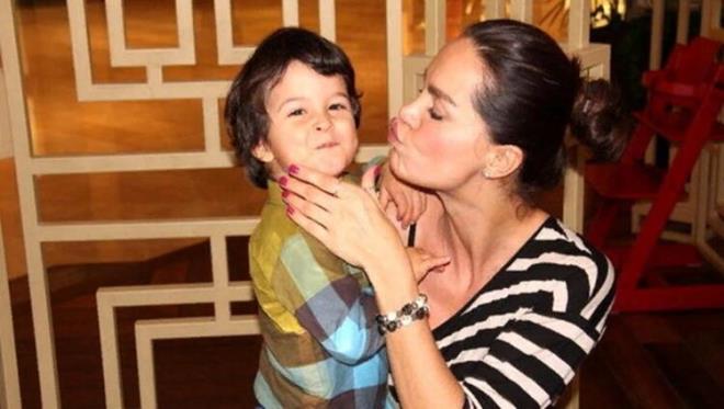 DEMET ENER<br>  Yazacak kelime bulamyorum... Yreim acyor... Allah sabr versin Ebrucum... ok zgnm ok