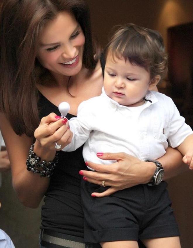 YEM SALKIM<br>  ok zgnm hi bir anne ve babaya Rabbim bu acy yaatmasn. Sevgili Ebru Allah size sabr versin ban sa olsun...