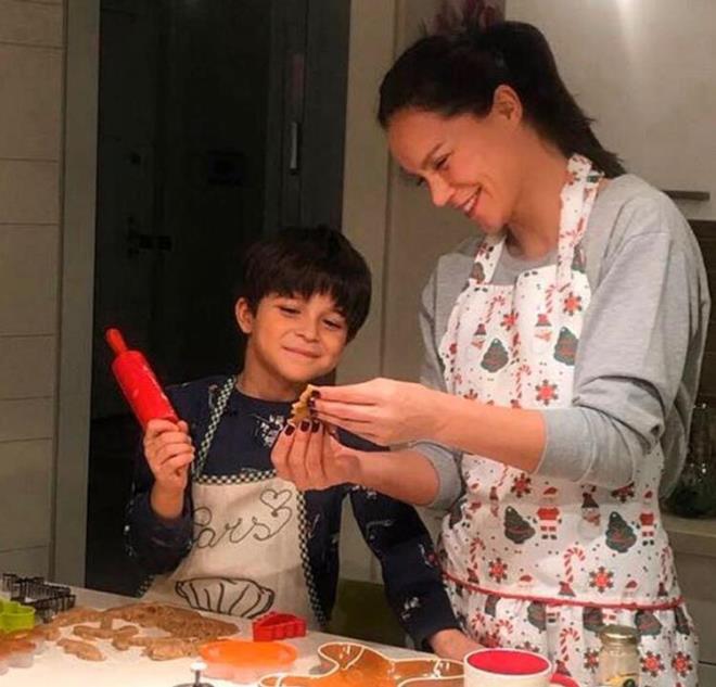 GLBEN ERGEN<br>  nl diye hep &#8220;ho&#8221; grnr hayatlar! Yedii nnde, yemedii arkasndadr nllerin. Bir de yaam ekli gerei ortalarda deilse, yaamn, acsn magazinlerde paylamyorsa anca yarglanr! Ne yaadn, ne hissettiini kimse bilmez, kimse anlamaz! Kafasndaki alg neyse onu bilir, onu syler milyonlarca insan. Bedeni zerinden, boanmas, evlenmesi, hamilelii eletirileri yavanlnda kalr s beyinler, basiretsiz dnceler. Uzun sredir hastanede tedavi gren kymetlisi, evlad ile mcadele verirken ne ektiini o bilir... Ald nefes artk olu Beren iin. Sabr diliyorum minik Pars&#8217;n annesine, babasna, aabeyine ve tm ailesine.