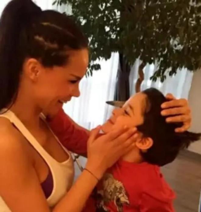 PINAR ALTU  <br>Kelimeler tkendi. Syleyecek, yazacak bir ey bulamyorum. Duyduumdan beri kala kaldm. Dayanma gc,sabr... Nur iinde yat gzel evlat...