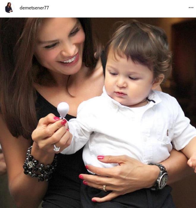 DEMET ENER<br>  Yazacak kelime bulamyorum...Yreim acyor...Allah sabr versin Ebrucum...ok zgnm ok