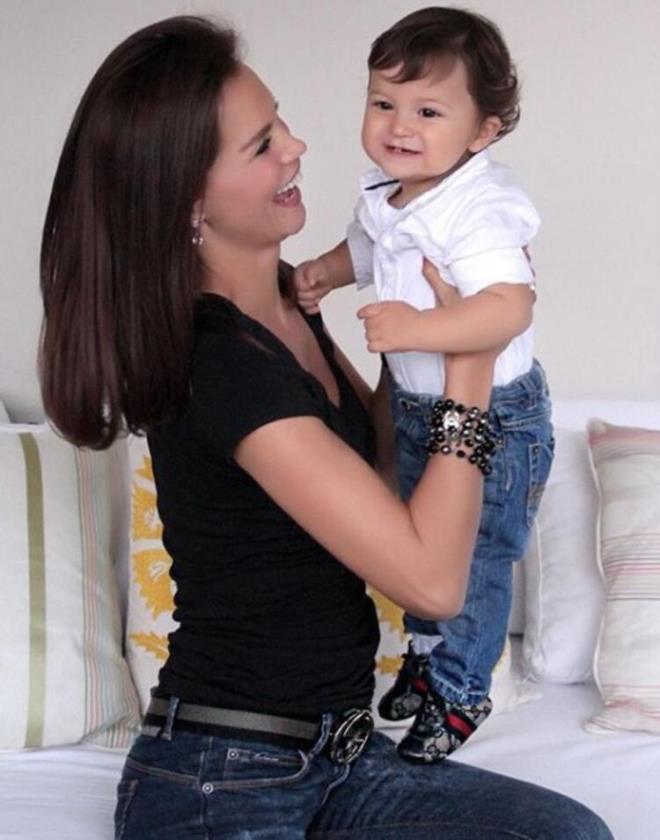 HLAL CEBEC  <br>Ebru all'ya Allah sabr versin, ok byk bir ac, Allah yardmcs olsun minik melek olu Pars mekan cennet olsun, o kadar zldm ki anlatamam.