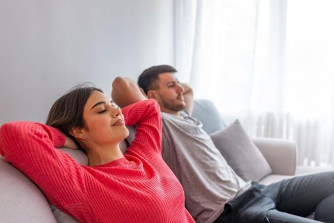 KARANTNA GNLERNDE EVDE HUZUR ARAYANLARA 5 NER    <br>1.Hogrl olun.  <br>  2. Daha fazla paylamc olmaya bakn.  <br>  3. Sayg szcn iselletirin.  <br>  4. Tartmalardan uzak kaln.  <br>  5. &#8216;Dinleten&#8217; deil, &#8216;dinleyen&#8217;, &#8216;ksen&#8217; deil, &#8216;ho gren&#8217; olmaya aln.