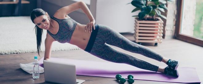 EVDE VOLTA ATMAK E YARAR MI?    Egzersizin en az vitaminler kadar bakla destek verdii kesin. Dzenli ve lml yryler zellikle bugnlerde salmz korumann vazgeilmezlerinden biri olmal. Daha nce parklar, baheler, sokaklar ya da caddelerde yaplan yryler, salgn bitene kadar evlerde yaplmal.    Evinizin byk ya da kk olmas emin olun pek nemli deil. 20 admlk salon veya koridor turlar bile sabah akam 250 kez tekrarlandnda 5&#8217;er binden 10 bin adm anlamna geliyor. Yani &#8216;volta atmak&#8217; bile ie yaryor.