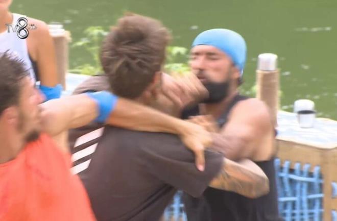 'TOPLANTI YAPACAIZ'  Acun Ilcal szlerini "imdi onunla ilgili bir toplant yapacaz. Diskalifiye gelir mi ona karar vereceiz. Daha fazla detay vermeyeyim. Yarn (bu akam)akam yaynlanacak blmmzde tatsz eyler oldu" aklamasyla srdrd.